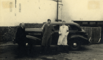 811803 Afbeelding van, vermoedelijk, enkele leden van de ondergrondse op het terrein van de Carrosserie- en ...